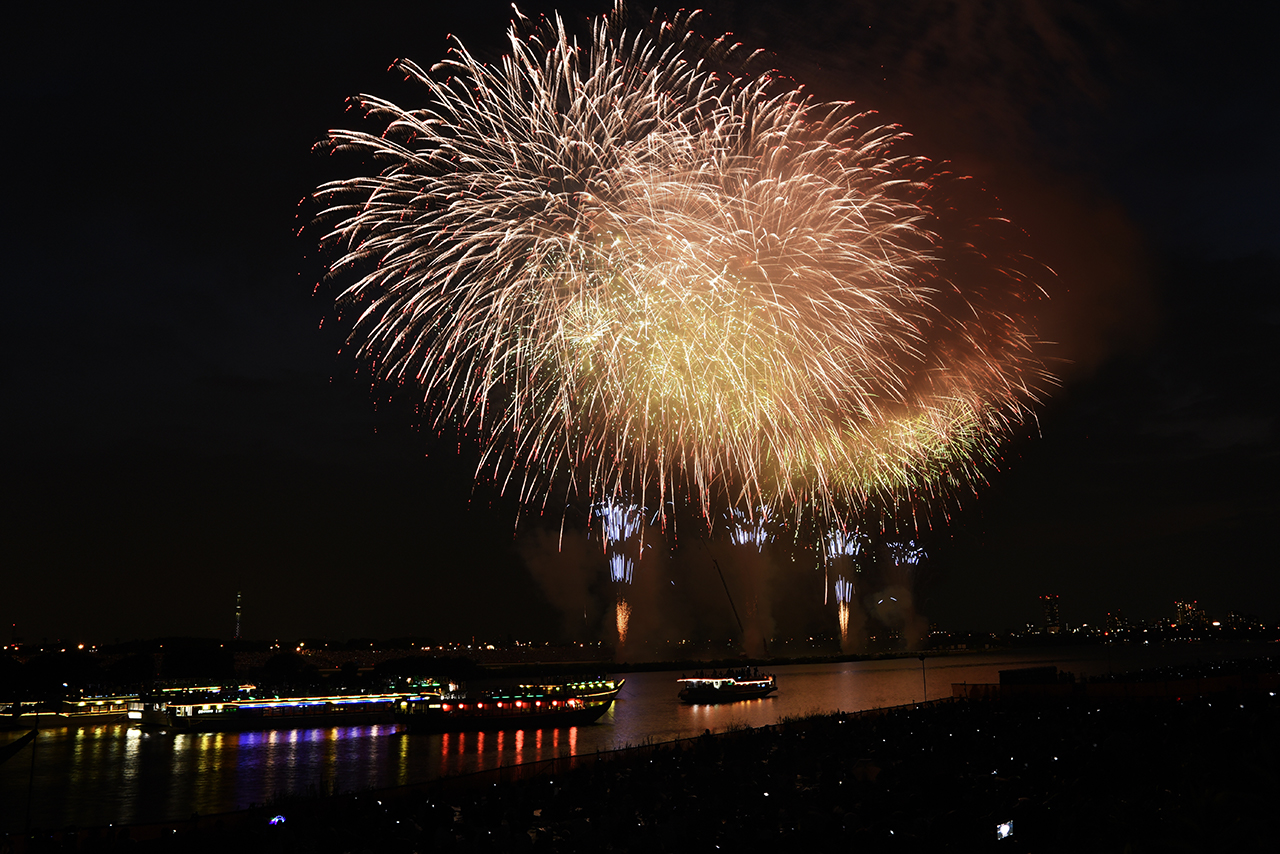 花火と屋形船