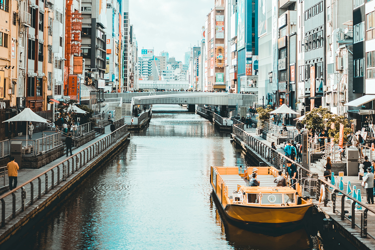 大阪の街と屋形船