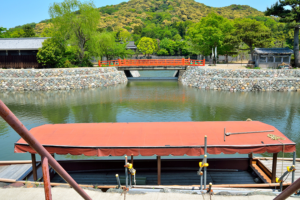 お堀に浮かぶ屋形船