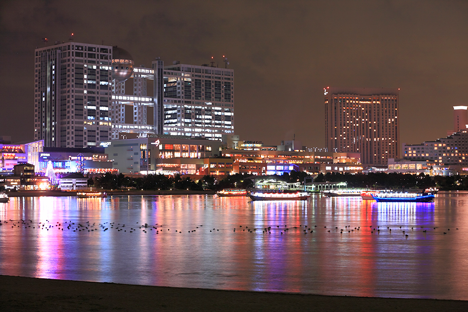 お台場の夜景と屋形船